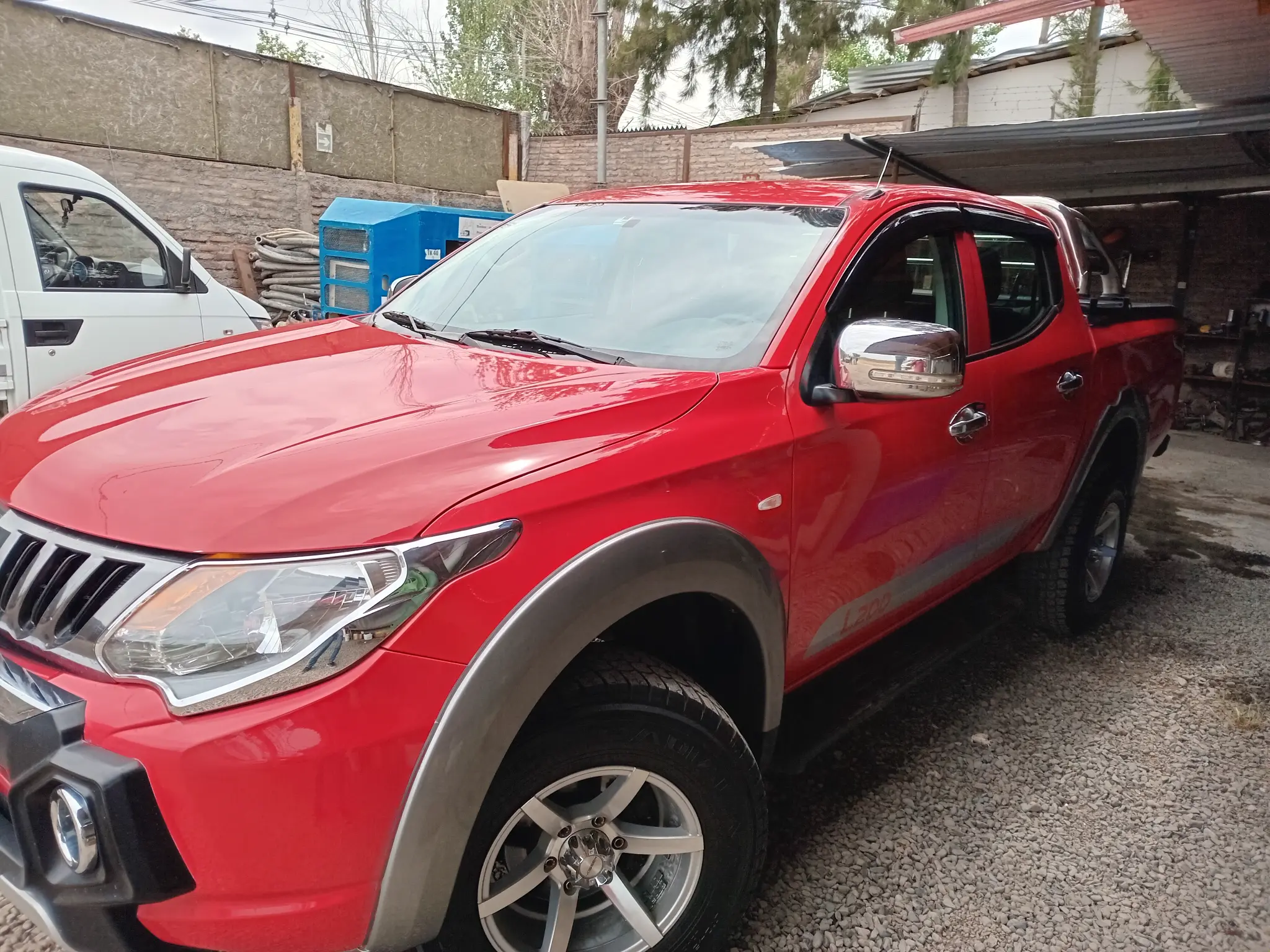 Camioneta roja pulida y simunizada a domicilio en Santiago de Chile